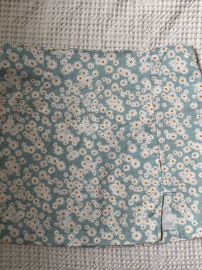 Wild Fable Daisy Print Mini Skirt Size 12 Sage Blue Floral Slit Spring Summer